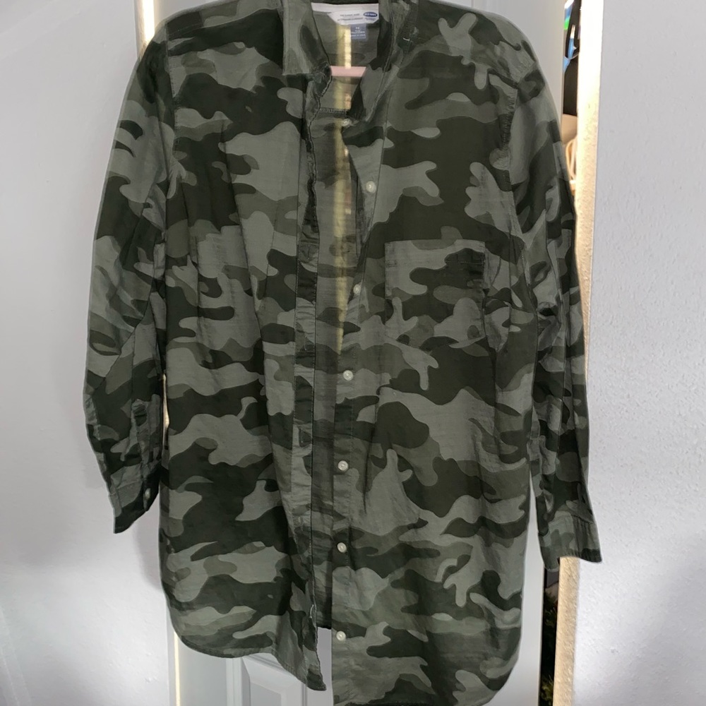 Old navy OVERSIZED button down - Picture 3 of 3